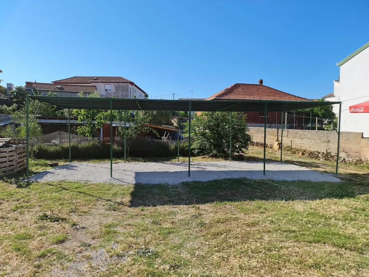Apartmani Lenka 0*, Ugljan